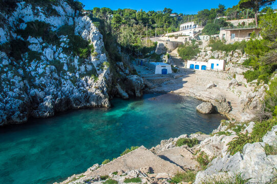 Il mare limpido di Cala dell&rsquo;Acquaviva poco dopo il borgo marinaro di Castro lungo il Cammino del Salento che da Lecce porta a Santa Maria di Leuca