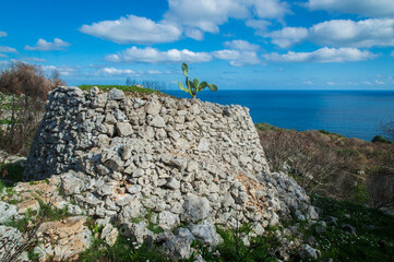 Una pajara, tipica costruzione rurale salentina, su una scogliera davanti al mare lungo il Cammino del Salento che da Lecce porta a Santa Maria di Leuca