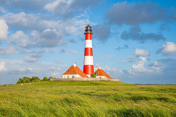 Leuchtturm Westerheversand an einem sonnigen Sommertag