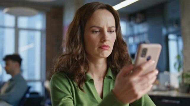 Businesswoman hand checking mobile phone notification message at buro closeup