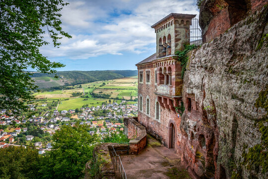 Historische Kapelle Klause Kastel in Kastel-Staadt bei Saarburg, Rheinland-Pfalz, Deutschland mit Dorf Serrig und Kulturlandschaft