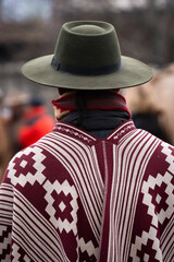 sombrero y poncho andino