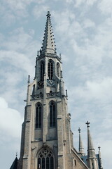 Wieża kościelna w stylu gotyckim na tle nieba