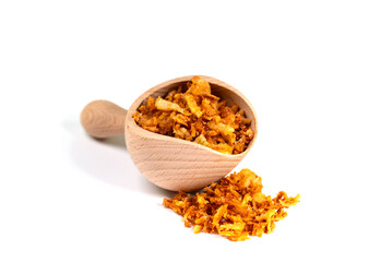 Geröstete Gemüsezwiebeln vor weißem Hintergrund auf einer Gewürzschaufe