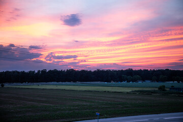 Niebo kolor chmury zachód słońca las pole kolory. Wieś widok na zielone pola © Dan