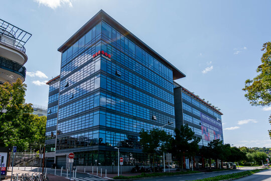 Issy-les-Moulineaux, France - 26 ao&ucirc;t 2024: Vue ext&eacute;rieure d'un immeuble abritant une agence Securitas. Securitas AB est une compagnie multinationale su&eacute;doise sp&eacute;cialis&eacute;e dans la s&eacute;curit&eacute; priv&eacute;e