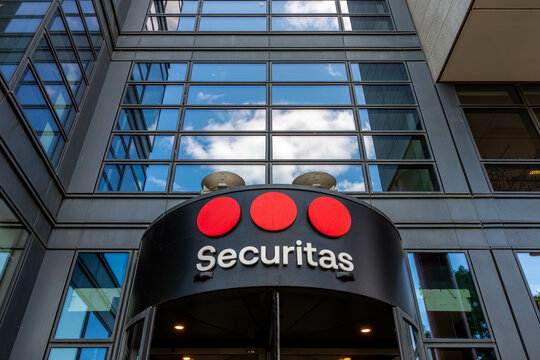 Issy-les-Moulineaux, France - 26 ao&ucirc;t 2024: Entr&eacute;e d'un immeuble abritant une agence Securitas. Securitas AB est une compagnie multinationale su&eacute;doise sp&eacute;cialis&eacute;e dans la s&eacute;curit&eacute; priv&eacute;e