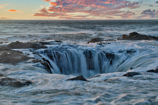 USA, Oregon, Cape Perpetua and Thor's Well at sunset