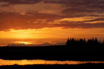 Obraz premium Sunrise in Lake Clark National Park in Alaska at Silver Salmon Creek