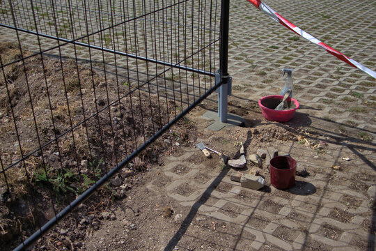 Einbetonieren von selbstgemachten Halterungen f&uuml;r Bauzaunanlage als Festinstallation.