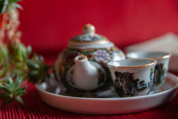 Tetera en la mesa junto a decoración con cuencos