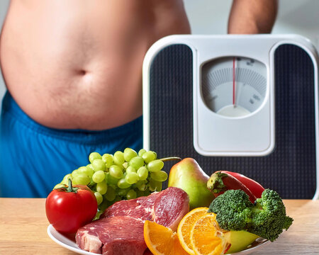 primer plano de un plato con frutas, verduras, carne, una b&aacute;scula y una persona gorda de fondo