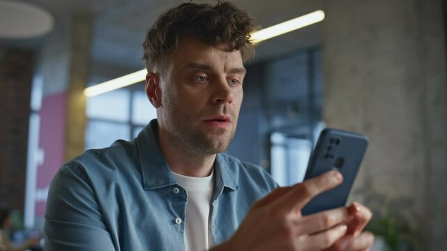 Businessman hand checking mobile phone notification bad message at buro closeup