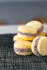 Alfajor de maicena de panaderia argentina, tamaño pequeño, con dulce de leche y coco rallado