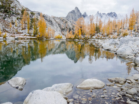 USA, Washington State. Alpine Lakes Wilderness, Enchantment Lakes, Sprite Lake and Prusik Peak
