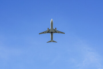 真上を飛ぶ飛行機