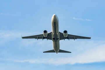 空を飛ぶ飛行機