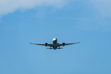 空を飛ぶ飛行機