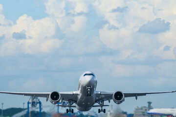 離陸する飛行機