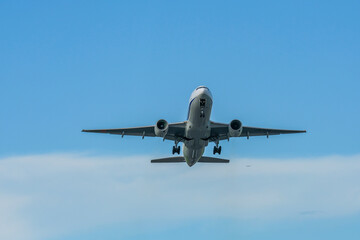 離陸する飛行機