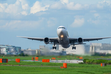離陸する飛行機