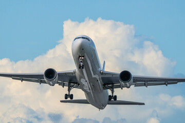 離陸する飛行機
