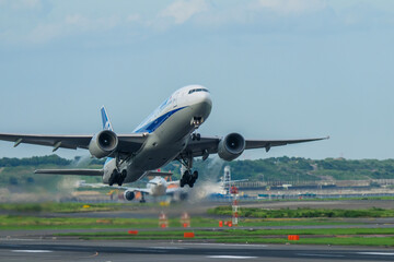 離陸する飛行機
