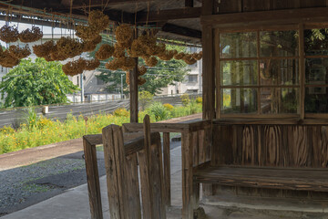 ドライフラワーが下がる上神梅駅の改札口【わたらせ渓谷鐡道】日本群馬県・8月