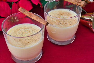 ロンポペ　メキシコの卵酒　クリスマスデコレーションとともに　コピースペースあり Rompope ( Mexican eggnog, Rompope Navideño, Mexican Rompope) with Christmas decorations, copy space available