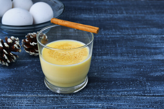 ロンポペ　メキシコの卵酒　クリスマスデコレーションとともに　コピースペースあり Rompope ( Mexican eggnog, Rompope Navide&ntilde;o, Mexican Rompope) with Christmas decorations, copy space available