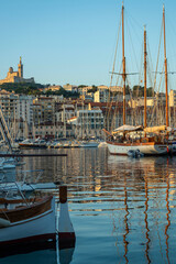Voiliers &agrave; quai dans le port de Marseille