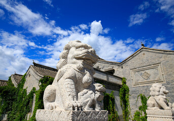 Obraz premium The stone lion on the ancient bridge