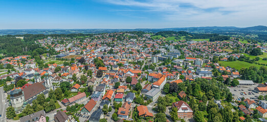 Stadtpanorama von Lindenberg im Westallgäu aus der Luft