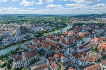 Obraz premium Blick auf die Donau, trennt Ulm und Neu-Ulm - und Bayern und Baden-Württemberg