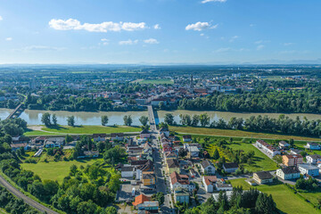 Ausblick von Simbach über den Inn zur Nachbarstadt Braunau in Oberösterreich
