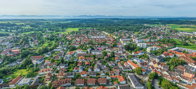 Panoramablick &uuml;ber Grafing bei M&uuml;nchen zum Alpenrand in Oberbayern
