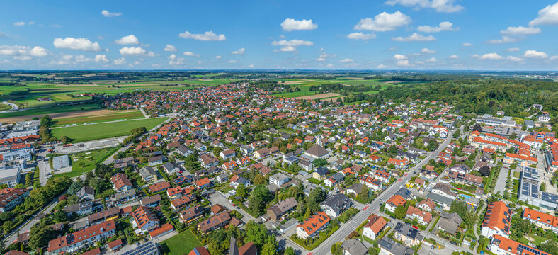 Gilching im oberbayerischen Landkreis Starnberg von oben, Blick zum Ortszentrum mit Rathaus und Markt