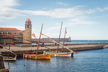 Village de Collioure. Bateau de pêche et clocher de l'église de Collioure. Port de Collioure....