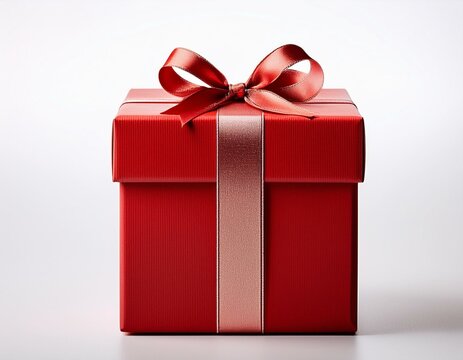 Caja de regalo roja envuelta con un lazo rojo de navidad en un fondo blanco vac&iacute;o.