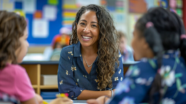Bravisismo teacher providing resources and tips to students in a classroom setting