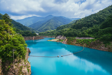 奥四万ブルーが映える奥四万湖