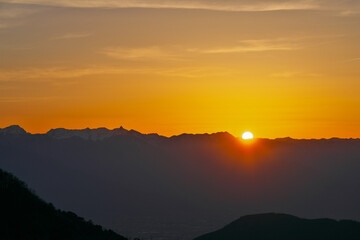 美ヶ原より北アルプス連峰に沈む夕日を望む