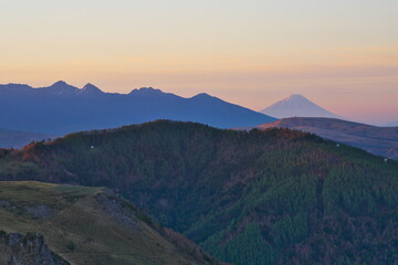 早朝の美ヶ原より八ヶ岳連峰と富士山を望む