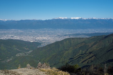 美ヶ原の王ヶ鼻より松本市街と北アルプス連峰を望む