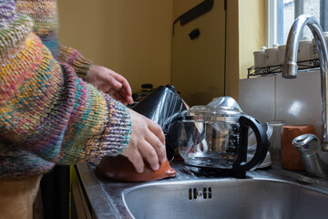 man orders kitchen utensils in the sink