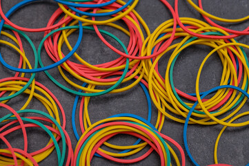 Okrągłe cienkie gumki recepturki tworzące barwne geometryczne tlo © Paweł Kacperek