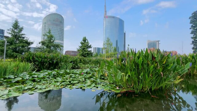 parco pubblico e grattacieli di milano, italia, 24 agosto 2024, public park and skyscrapers of milan, italy, 24th august 2024