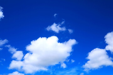 澄んだ青空と白い雲