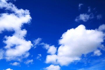 澄んだ青空と白い雲