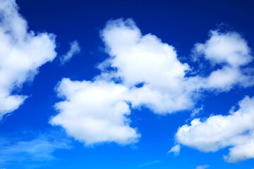 澄んだ青空と白い雲